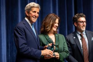 W&M President Katherine A. Rowe presents Secretary John F. Kerry with a commemorative Blue Horizons Fellow award. Photo by Alfred Herczeg.