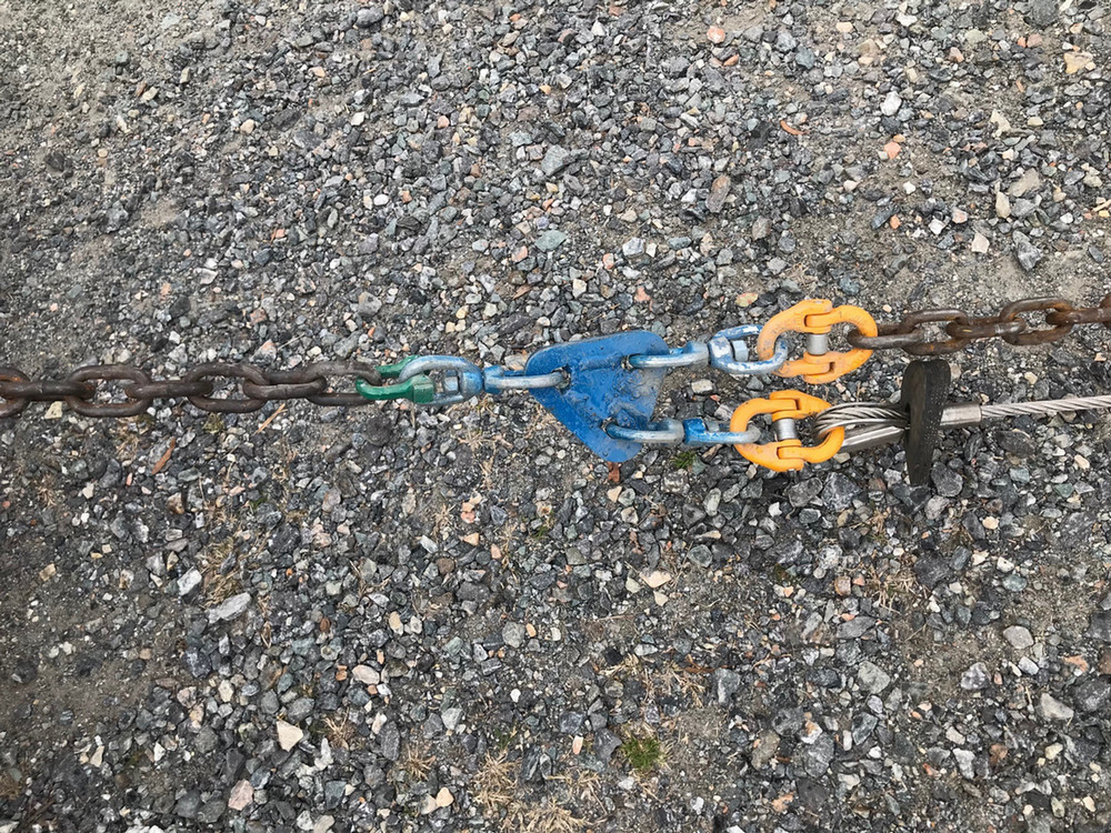 chains and a wire connected to a swivel plate